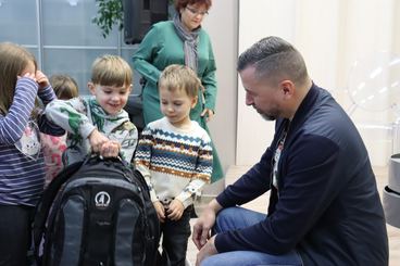 Wieluń: Biblioteka Miejska zaprosiła dzieci na spotkanie z fotografem Piotrem Pabisiakiem